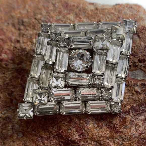 Vintage Warner Domed Tiered Rhinestone Brooch Pin Diamond Shape Elegant Bling - Picture 5 of 6